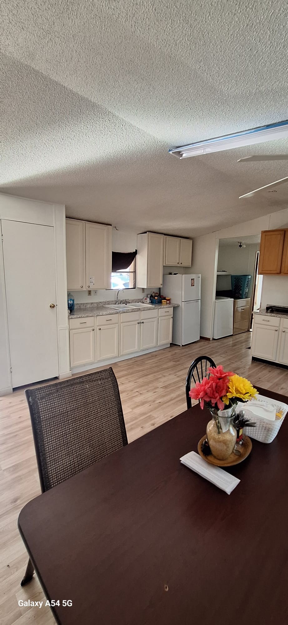 342 East Little Richland Road Waverly, TN 37185 - Photo 3 of 17 a living room with furniture and kitchen area