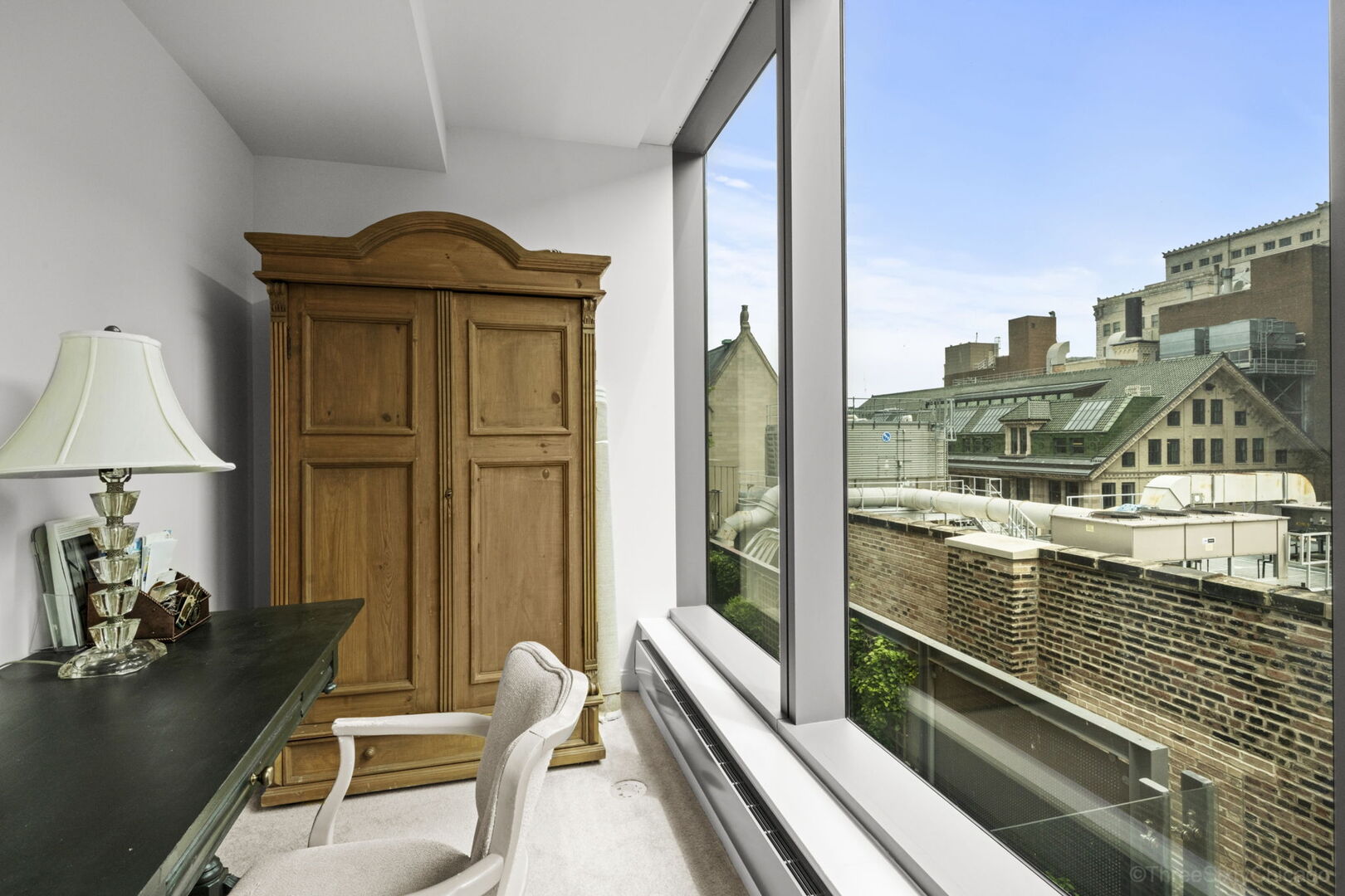 60 East Monroe Street, Unit 1604 Chicago, IL 60603 - Photo 18 of 34 a living room with furniture