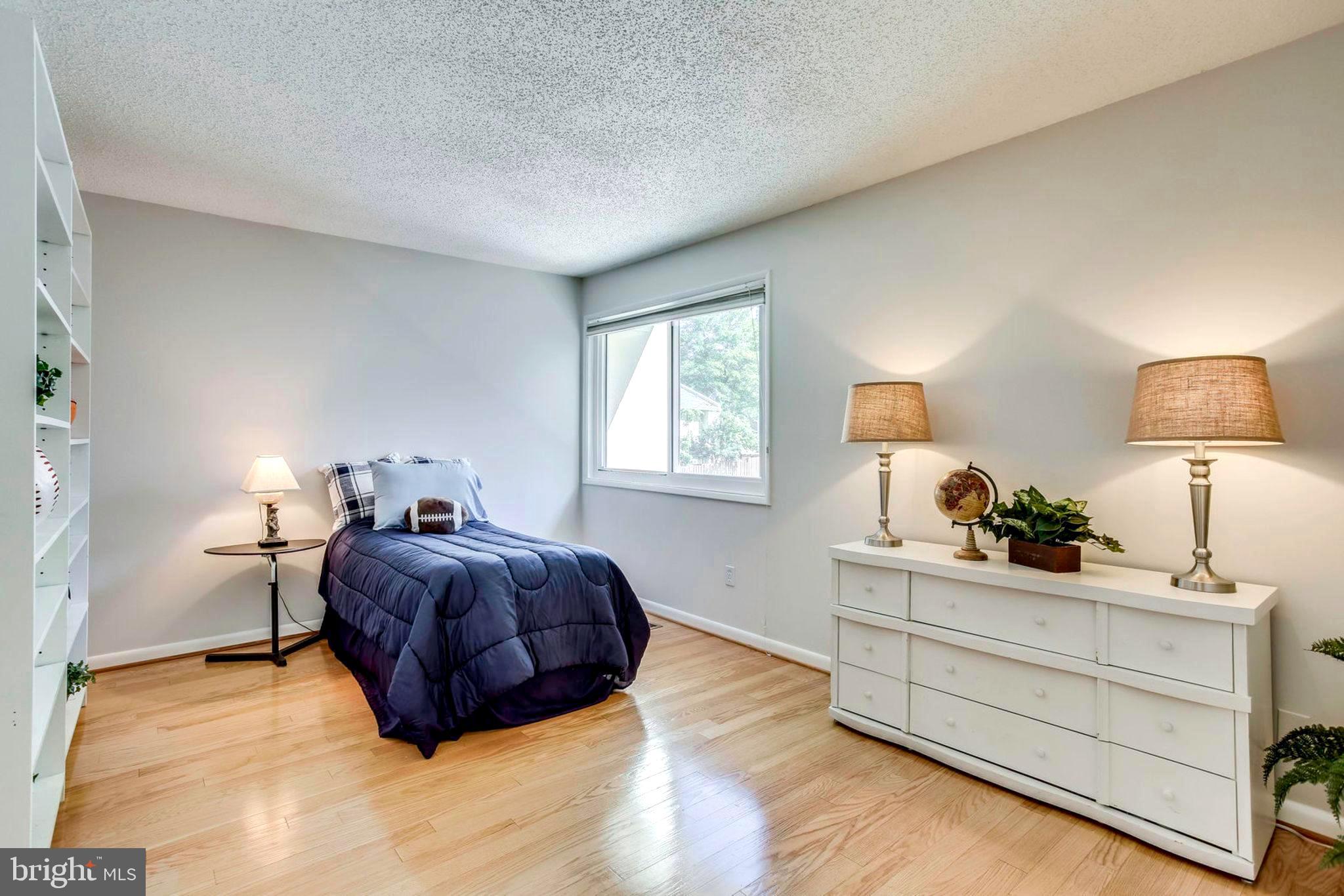 2239 Southgate Square Reston, VA 20191 - Photo 12 of 50 Second BR is large and light