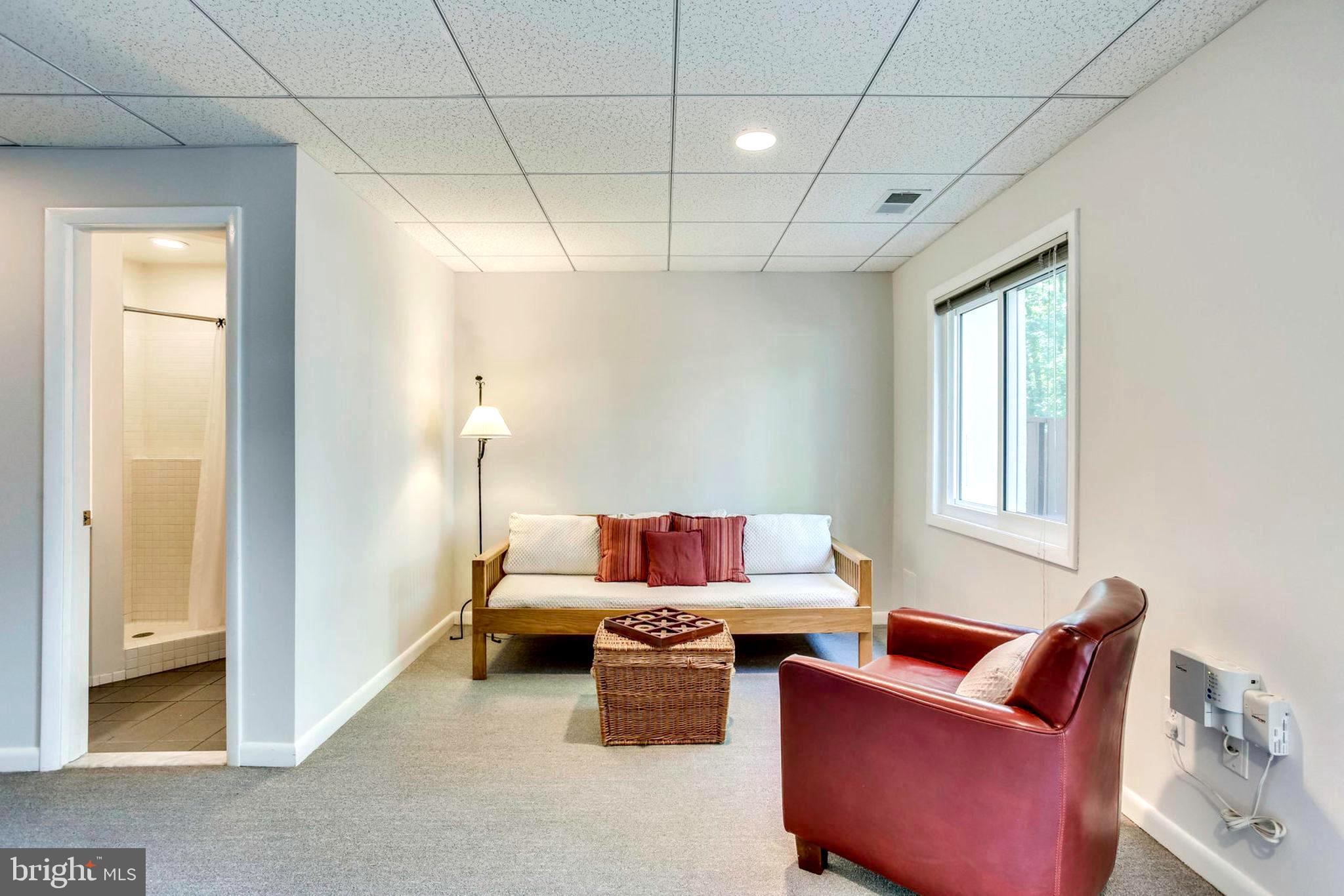 2239 Southgate Square Reston, VA 20191 - Photo 16 of 50 View of full bath from family room