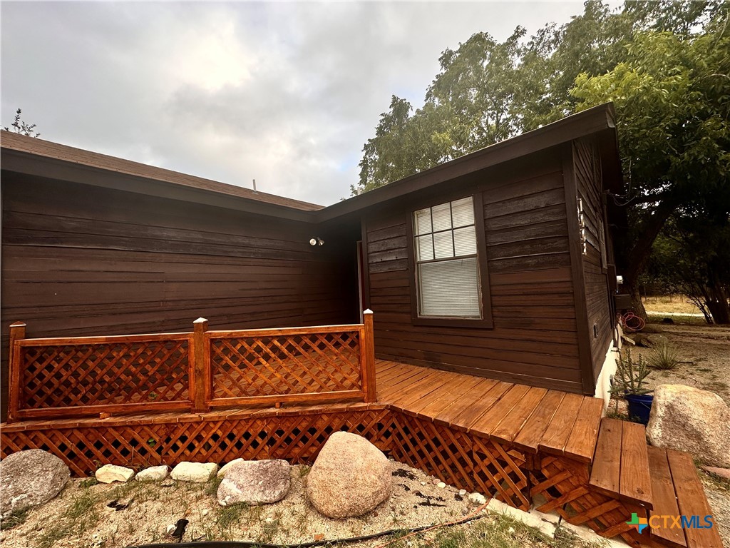 a view of entryway with a wooden fence