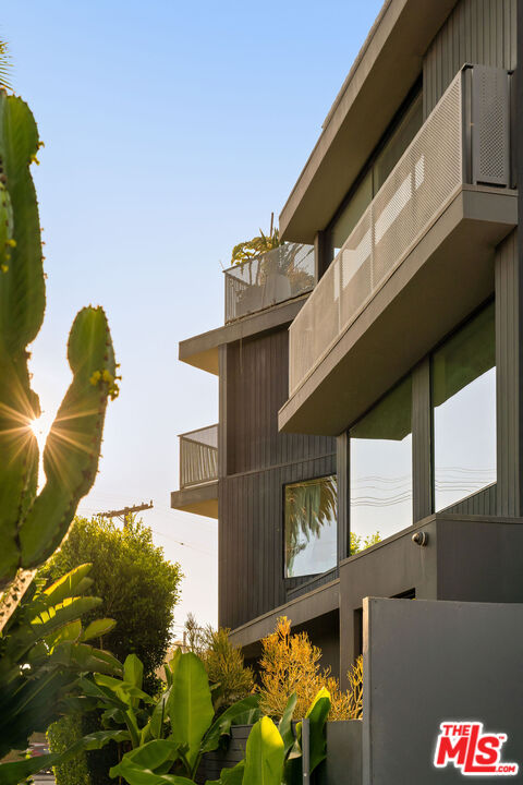 407 Rialto Avenue Venice, CA 90291 - Photo 2 of 29