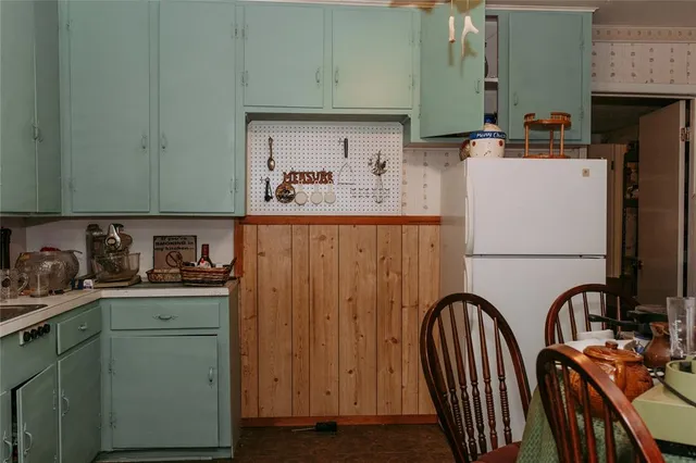 a view of livingroom with furniture