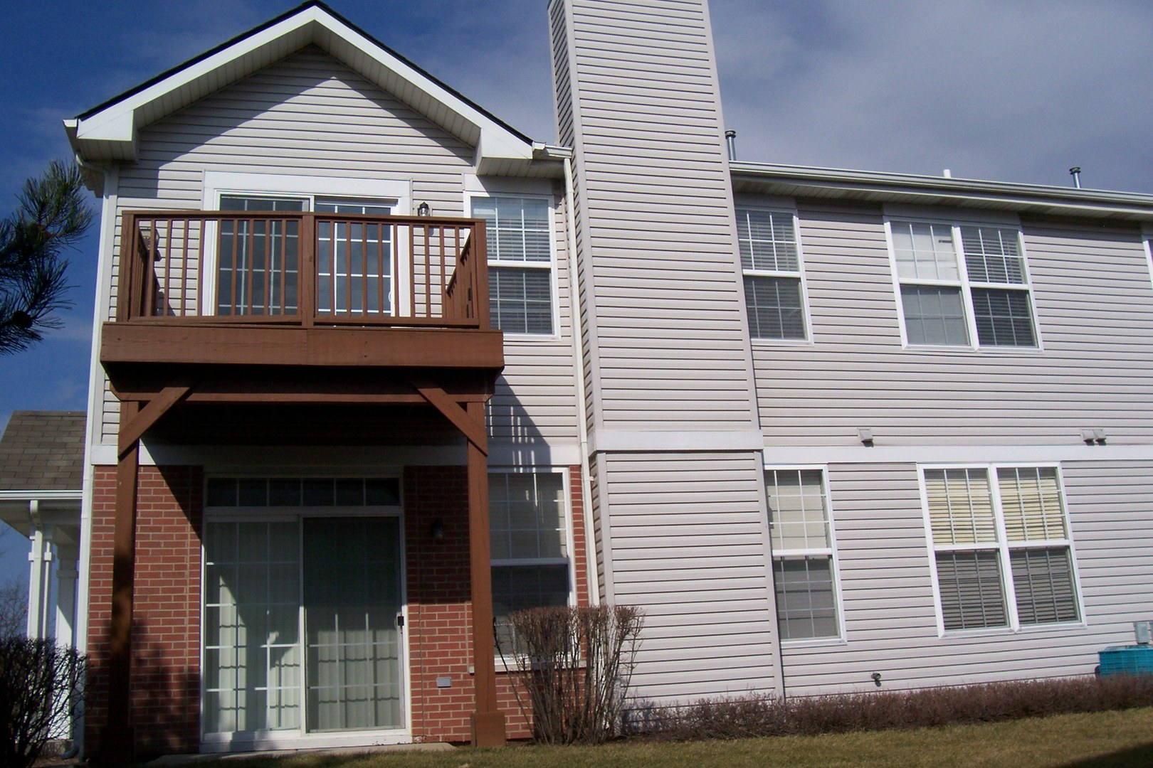 523 North Red Deer Road Round Lake, IL 60073 - Photo 2 of 14 a front view of a house with garage