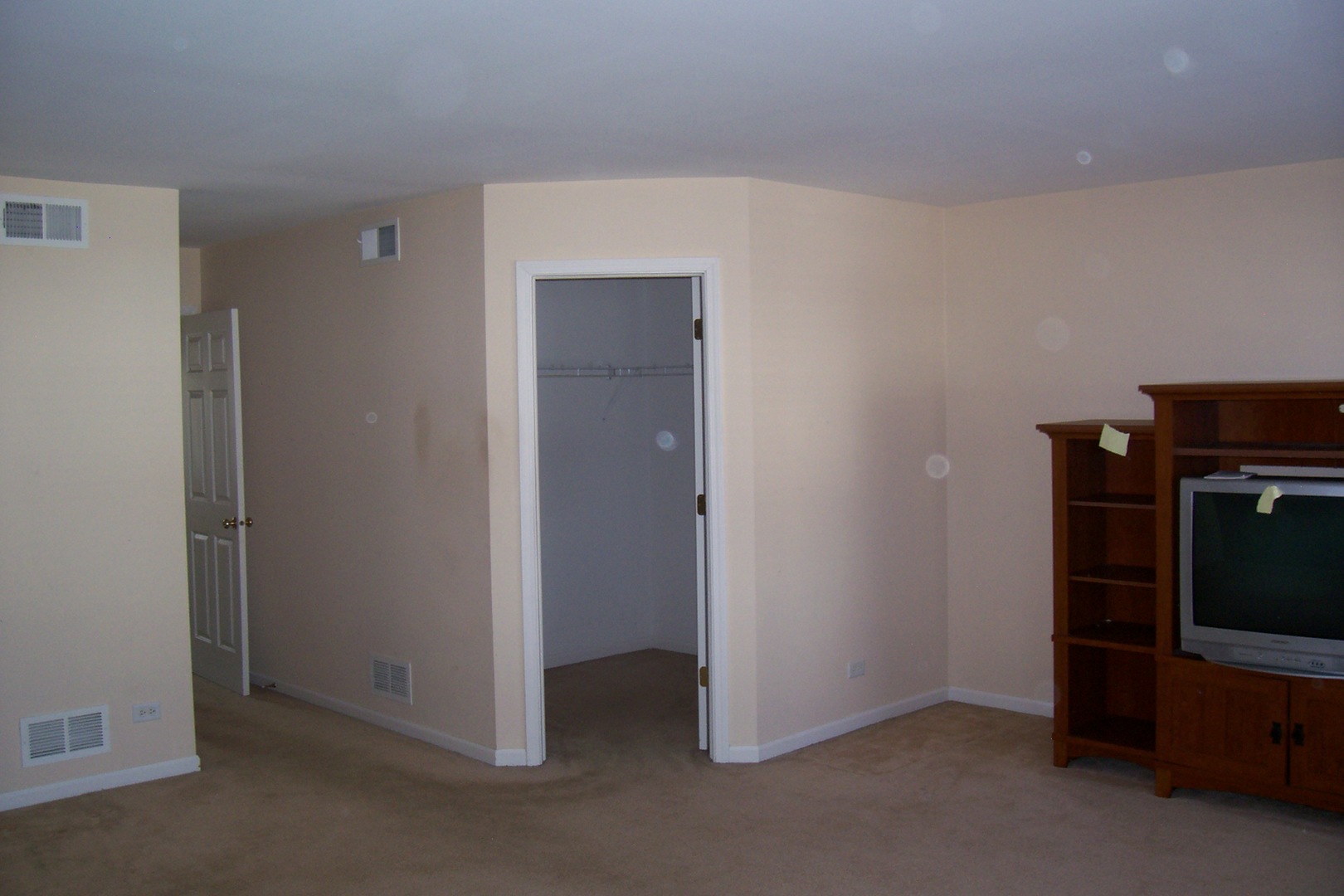523 North Red Deer Road Round Lake, IL 60073 - Photo 9 of 14 a view of an empty room