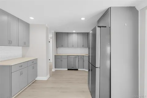 $629,999 | 29 Pitchpine Place, Medford, NY 11763