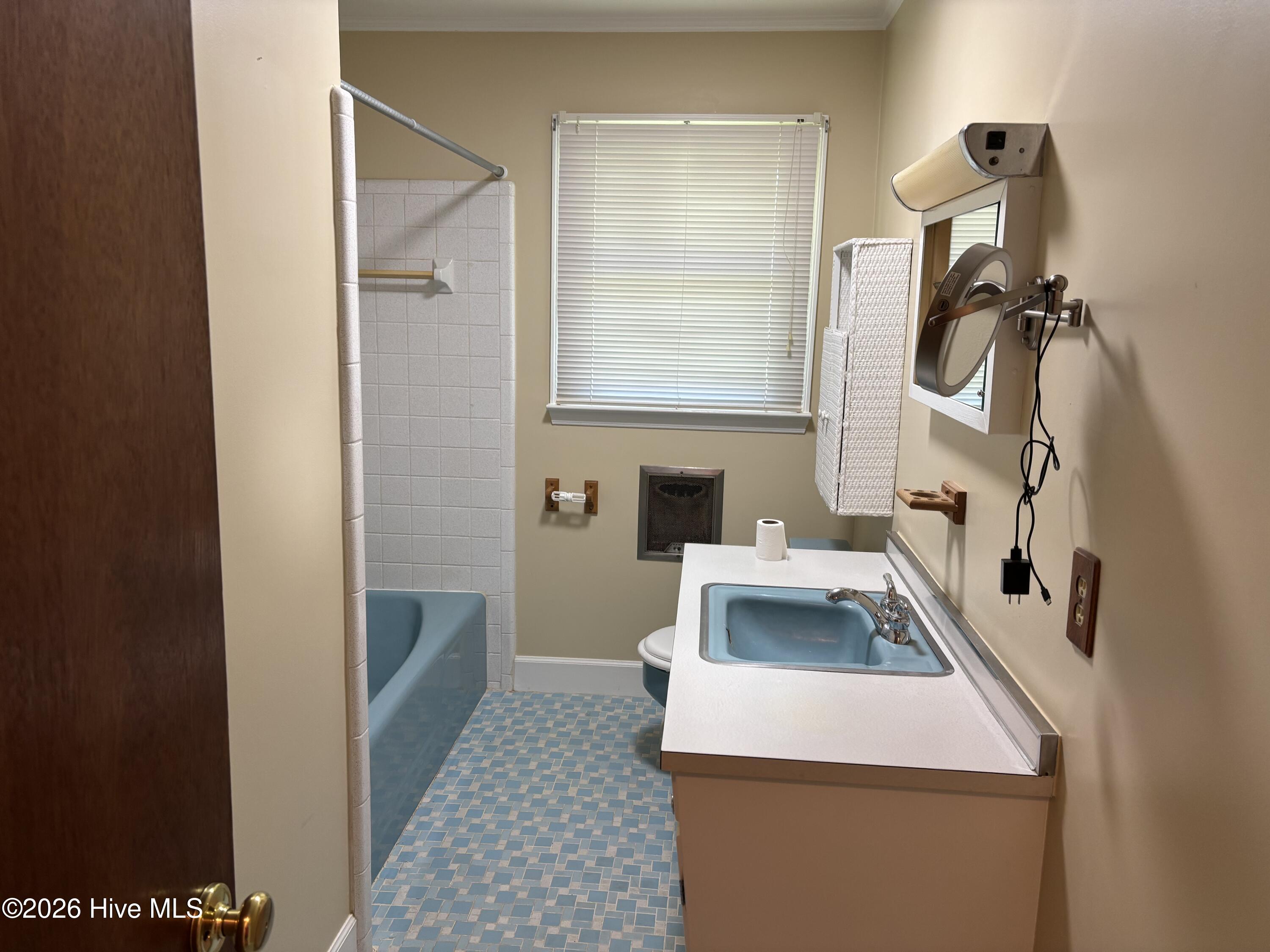 312 Neuse Cliff Road New Bern, NC 28560 - Photo 24 of 56 Hall bathroom