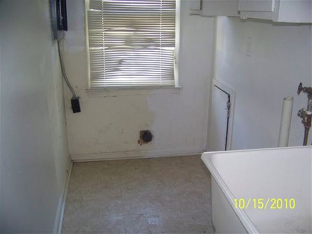 21236 Waltham Road Warren, MI 48089 - Photo 2 of 5 31032968-1.JPG
