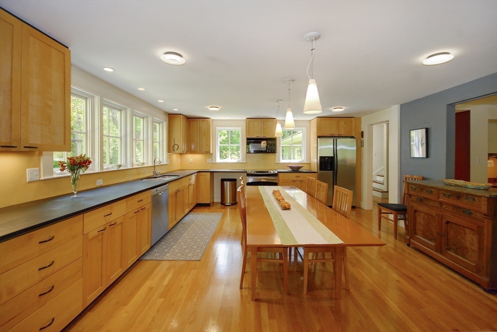 394 Strawberry Hill Road Concord, MA 01742 - Photo 11 of 40 Gallery Image 11