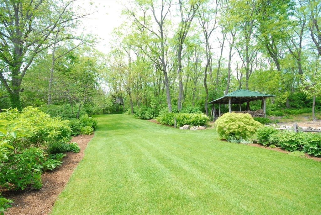 394 Strawberry Hill Road Concord, MA 01742 - Photo 8 of 40 Gallery Image 8