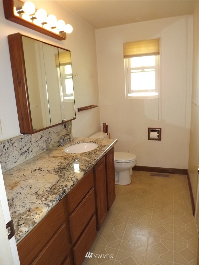 10405 10th Avenue Southwest Seattle, WA 98146 - Photo 6 of 19 Gallery Image 6