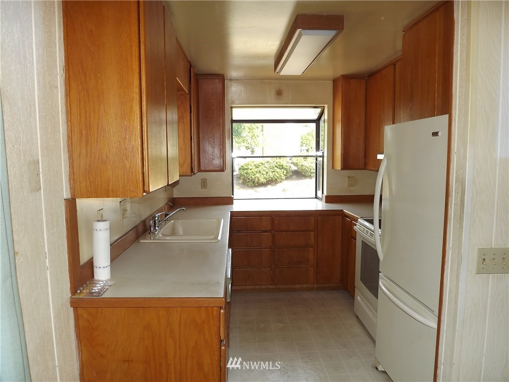 10405 10th Avenue Southwest Seattle, WA 98146 - Photo 7 of 19 Gallery Image 7