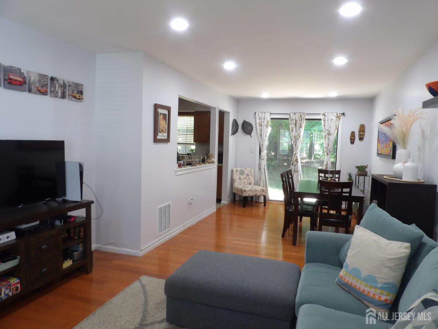 605 Timber Oaks Road Edison, NJ 08820 - Photo 9 of 43
