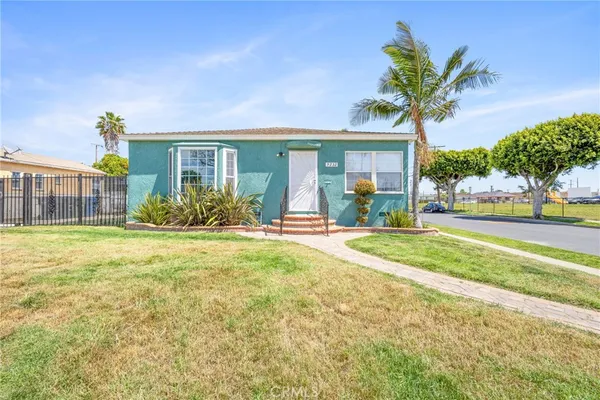 a view of a house with a porch and a yard