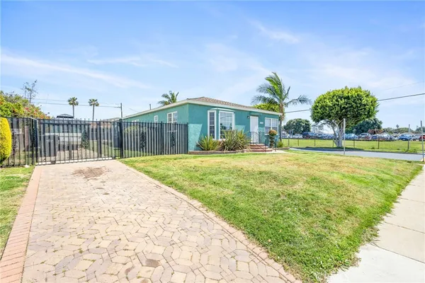 a view of a house with a yard