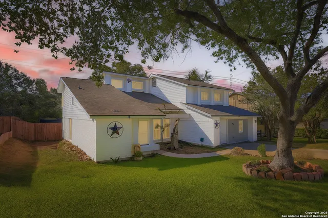 a view of a house with backyard