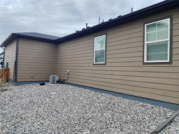 a house view with backyard space