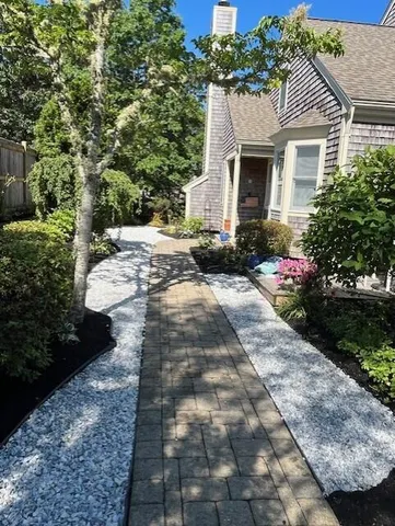 a view of a house with yard and garden
