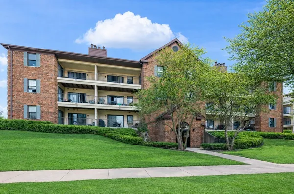$198,600 | 611 Hapsfield Lane, Unit 100, Buffalo Grove, IL 60089