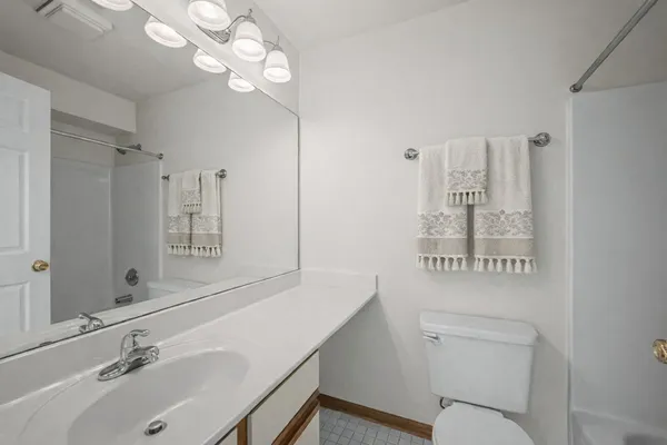 $198,600 | 611 Hapsfield Lane, Unit 100, Buffalo Grove, IL 60089