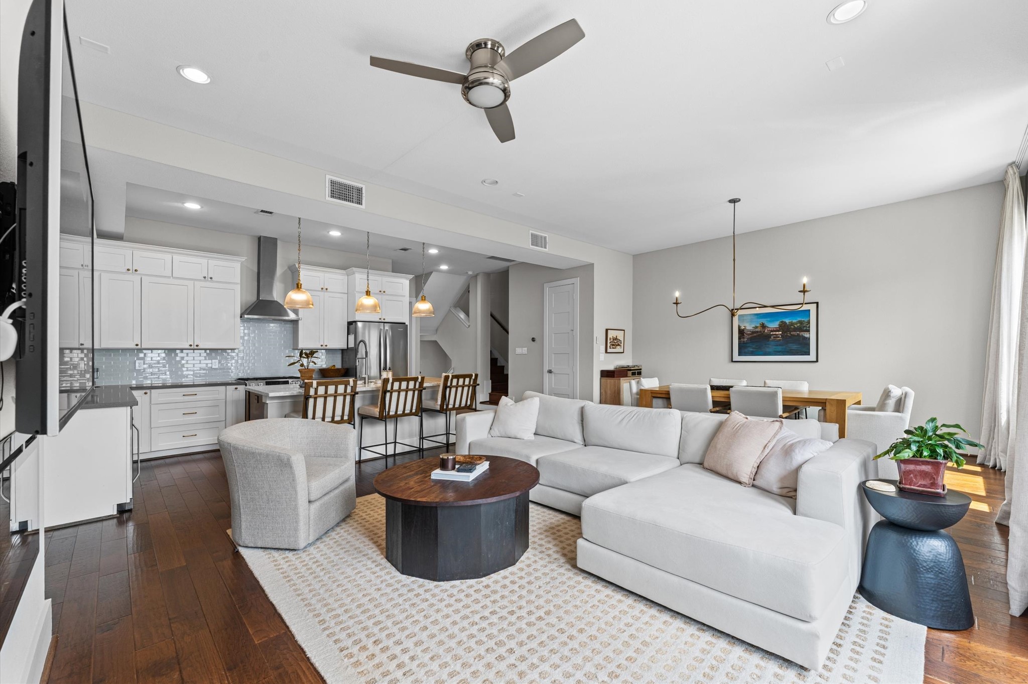 910 West 18th Street, Unit B Houston, TX 77008 - Photo 1 of 28 910 W 10th St #B is a stylish 3-bedroom home plus a dedicated study in one of the Heights’ most walkable pockets.