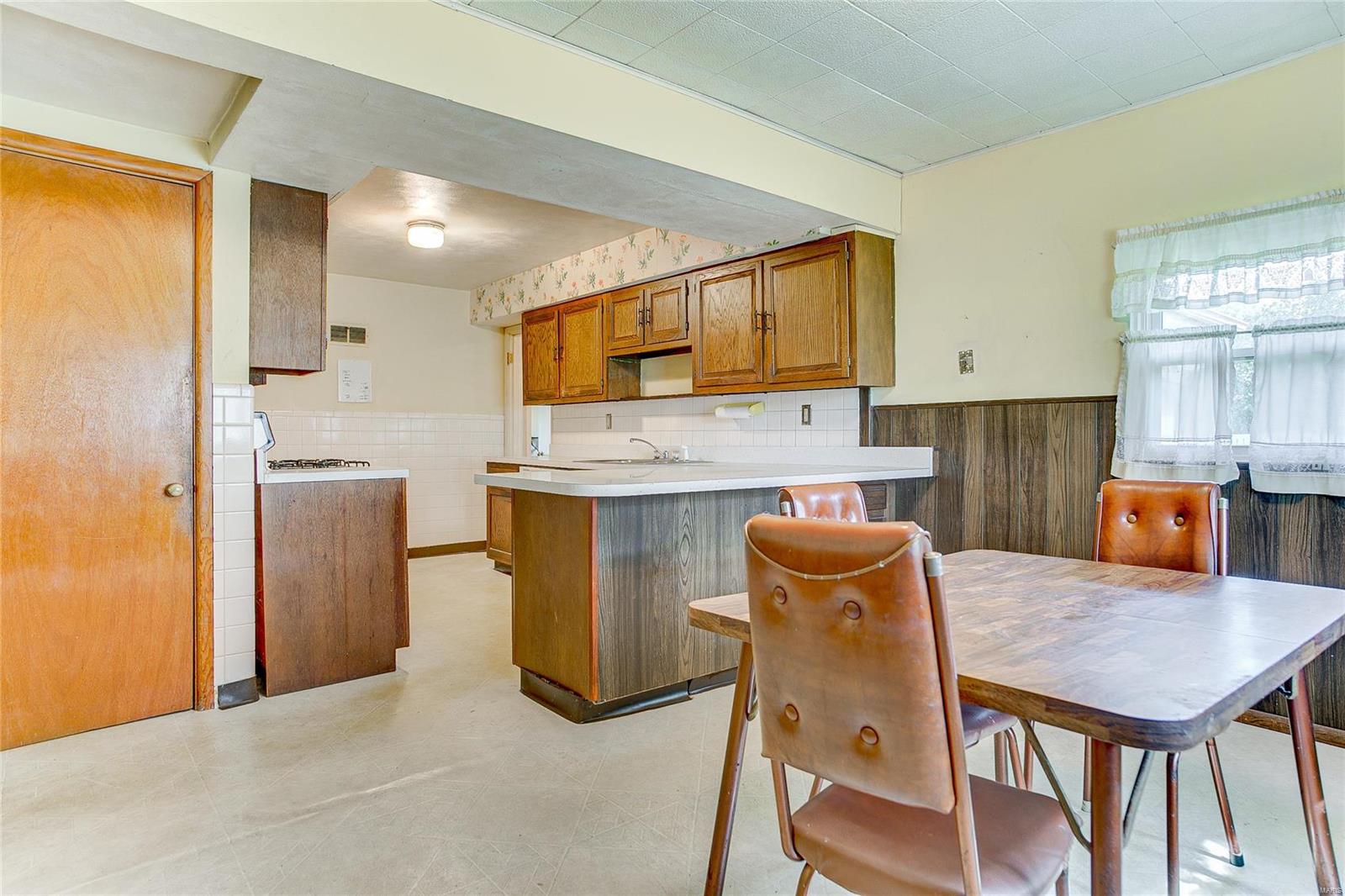 10808 Mueller Road St. Louis, MO 63123 - Photo 3 of 16 Gallery Image 3