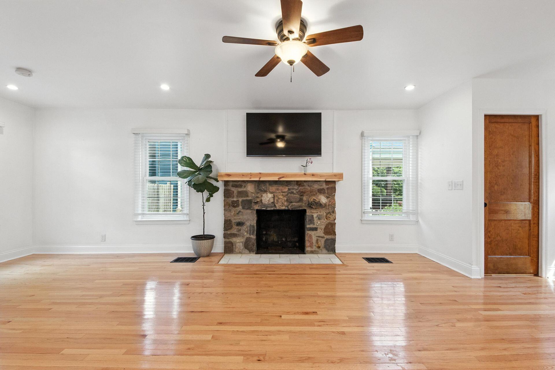 933 Vernon Road Columbus, OH 43209 - Photo 9 of 55 Family / Living Room
