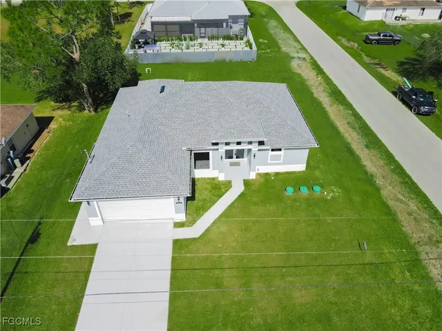 a black and white photo of a picture