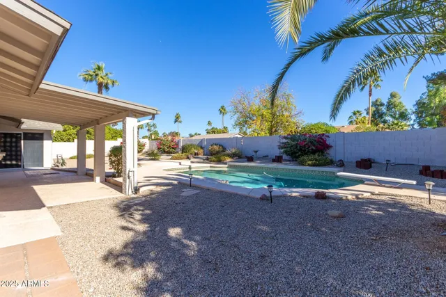 a view of a backyard