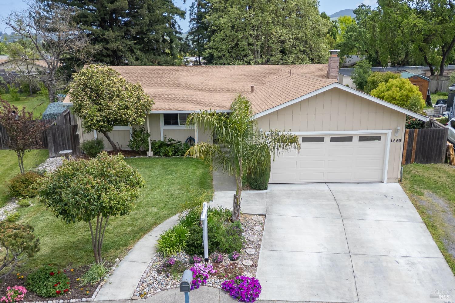 a view of a yard in front of house