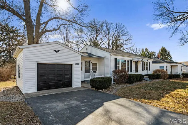 $239,900 | 1922 Muren Boulevard, Belleville, IL 62221