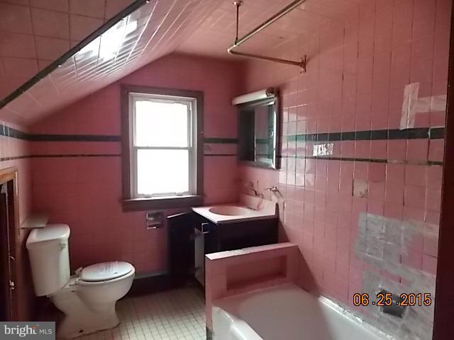 718 Old North Point Road Baltimore, MD 21222 - Photo 17 of 22 Bath