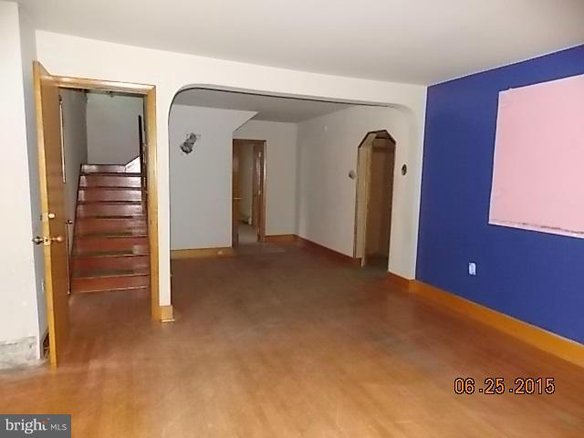 718 Old North Point Road Baltimore, MD 21222 - Photo 3 of 22 Living Room