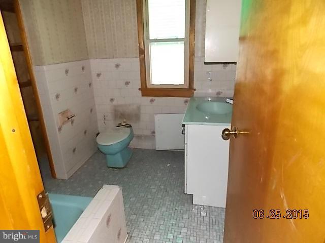 718 Old North Point Road Baltimore, MD 21222 - Photo 8 of 22 Bath