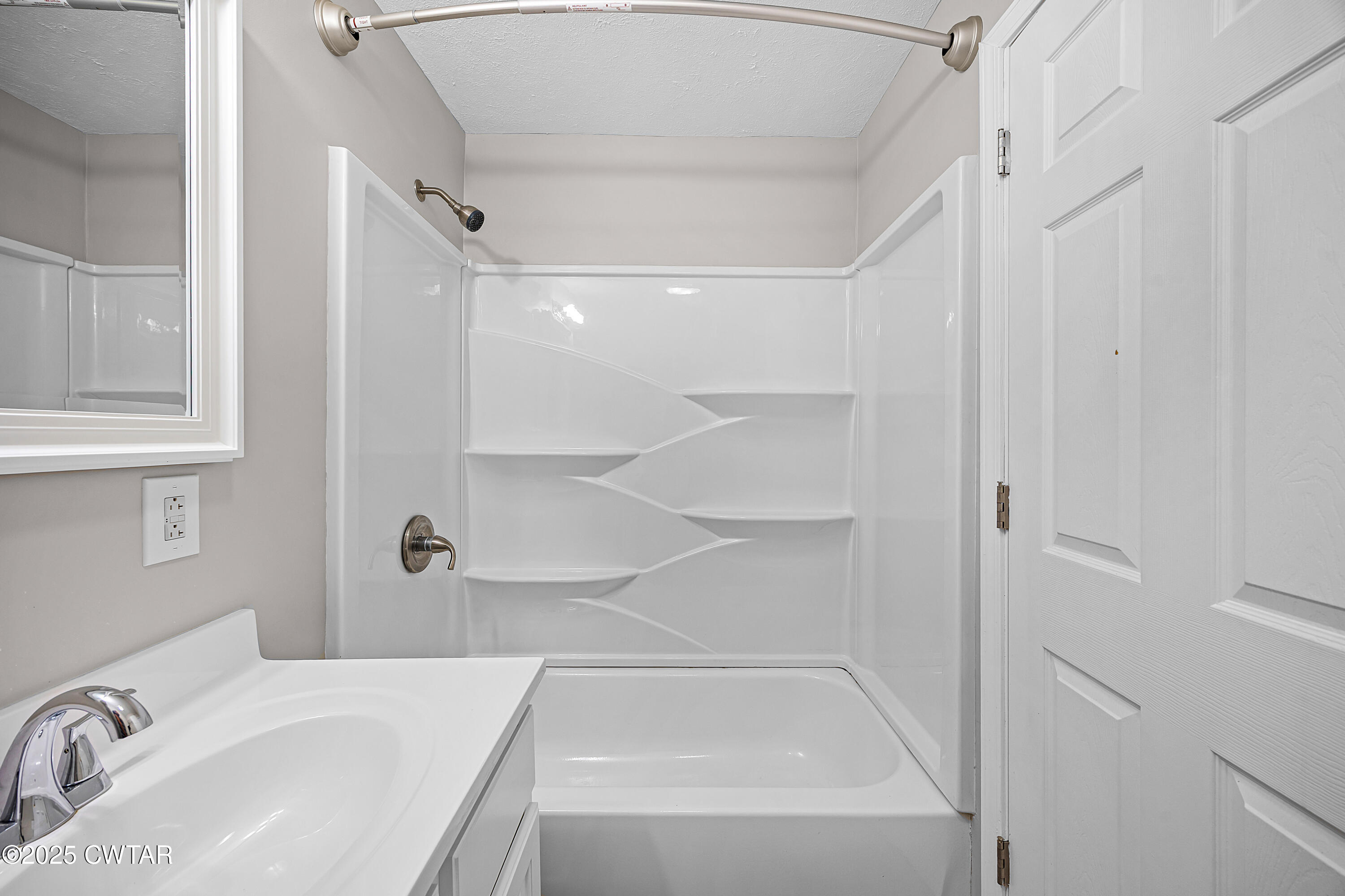 462 Mifflin Avenue Henderson, TN 38340 - Photo 14 of 18 a bathroom with a tub and shower