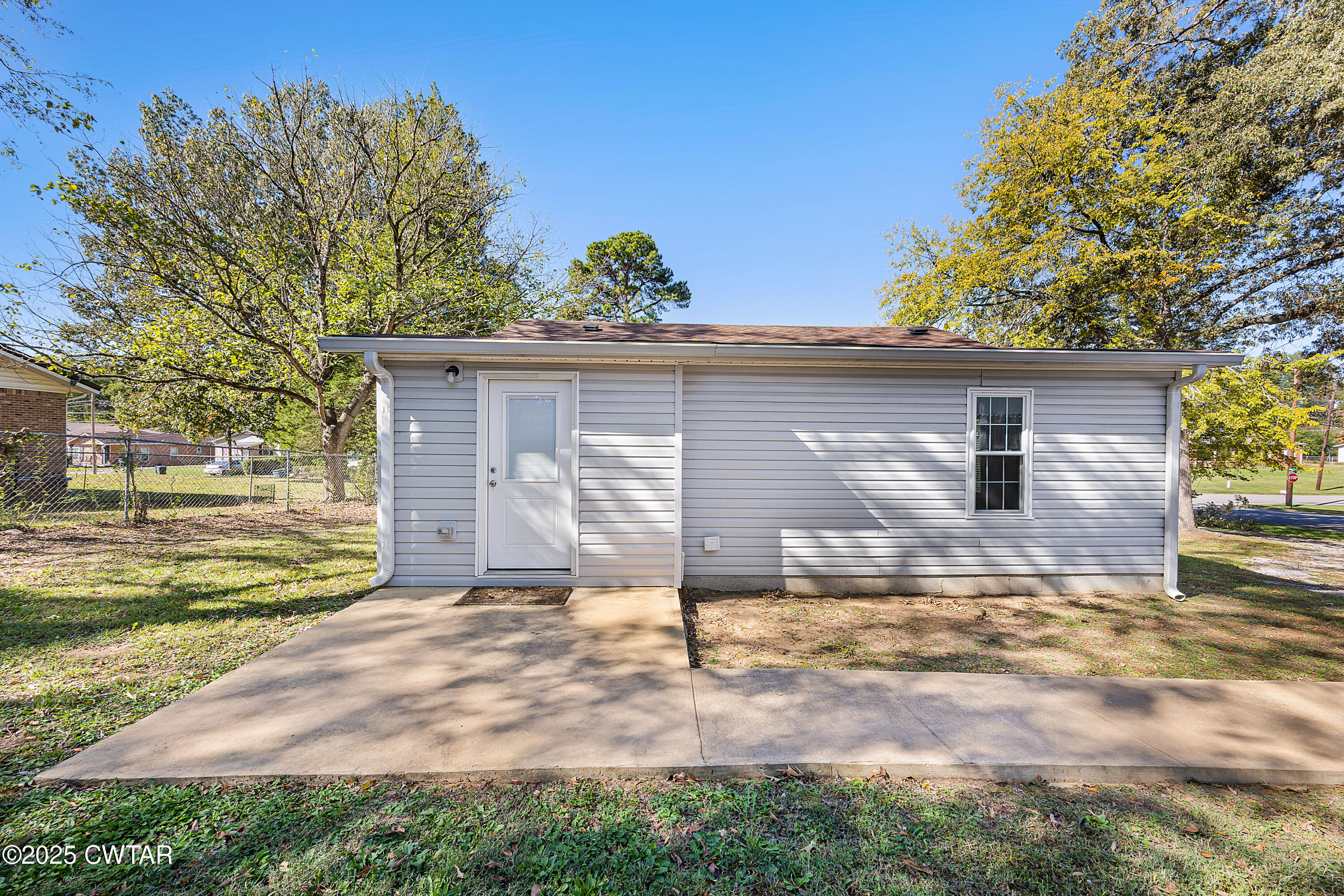462 Mifflin Avenue Henderson, TN 38340 - Photo 16 of 18 a front view of a house with garden