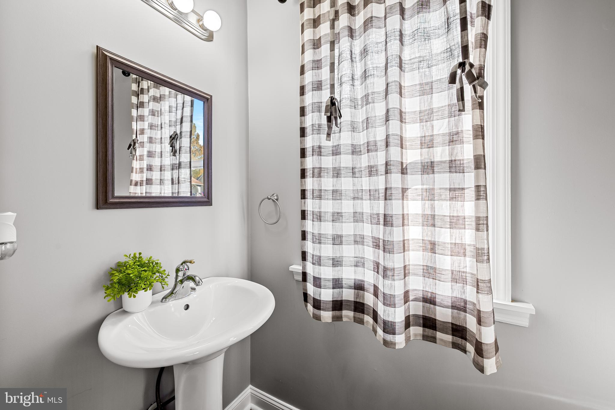 709 Cedarcroft Road Baltimore, MD 21212 - Photo 18 of 38 a bathroom with a sink toilet and shower