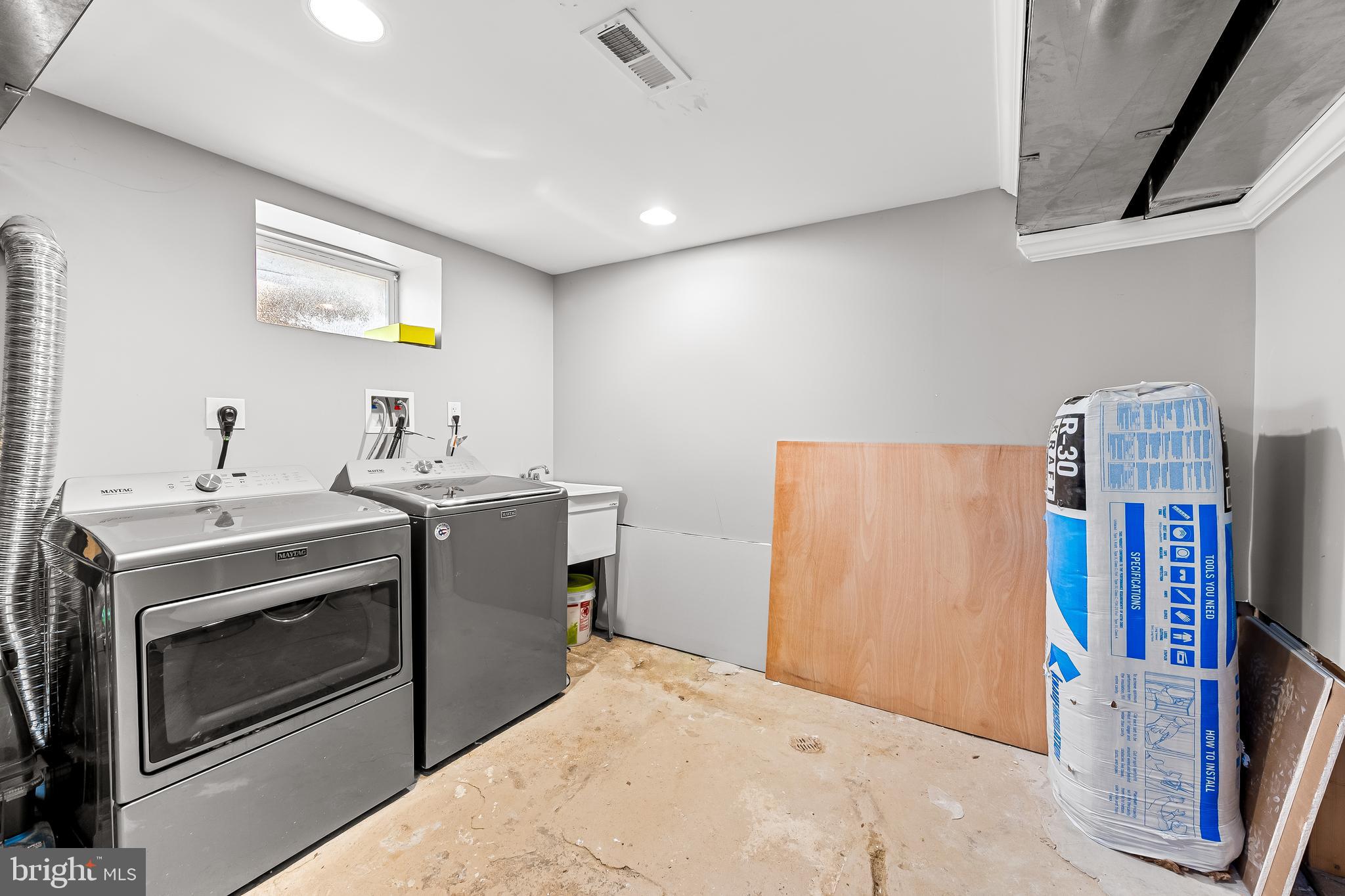 709 Cedarcroft Road Baltimore, MD 21212 - Photo 33 of 38 a utility room with dryer and washer
