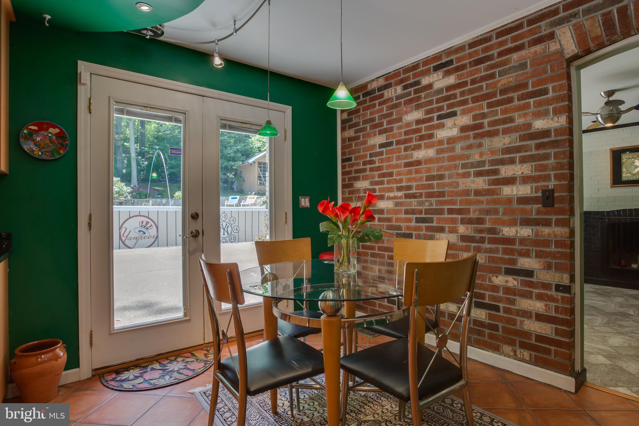 18520 Cabin Road Triangle, VA 22172 - Photo 13 of 39 Breakfast nook walks out to hardscaped patio.