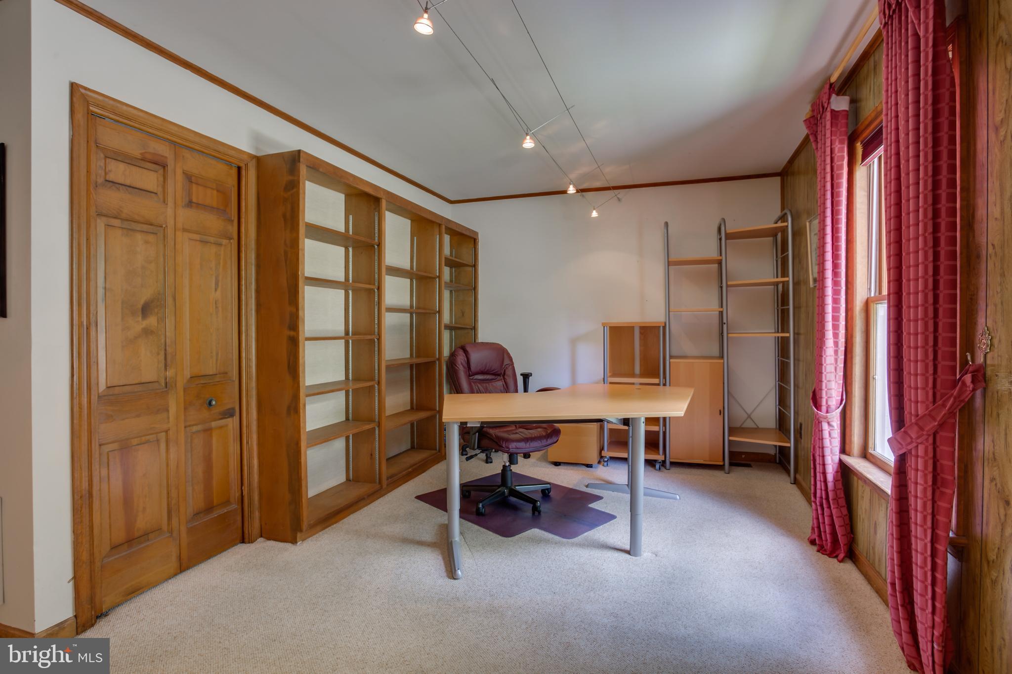 18520 Cabin Road Triangle, VA 22172 - Photo 17 of 39 Main level office with builtins and closet.