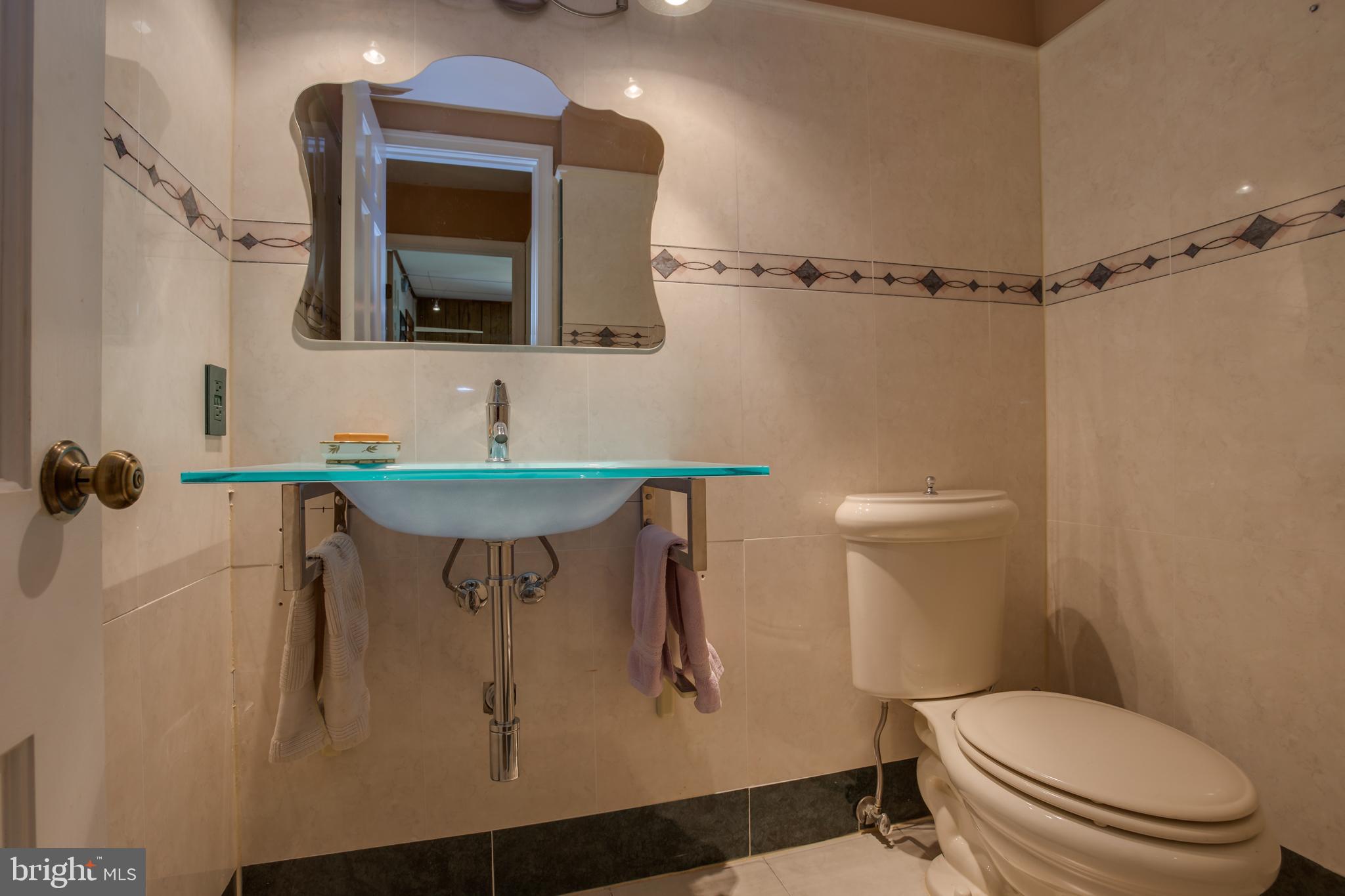 18520 Cabin Road Triangle, VA 22172 - Photo 18 of 39 Elegant main level half bath with beautful tile.