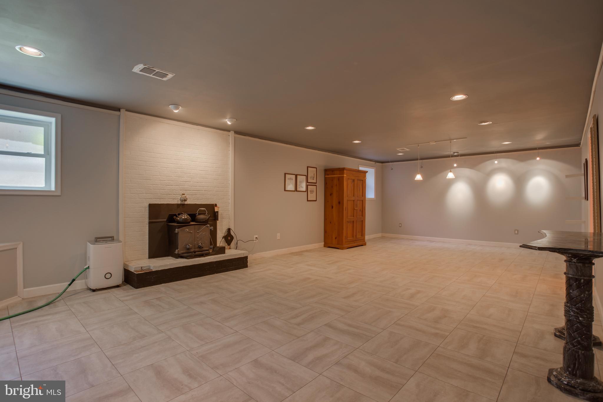 18520 Cabin Road Triangle, VA 22172 - Photo 19 of 39 Huge lower level rec room for entertaining.