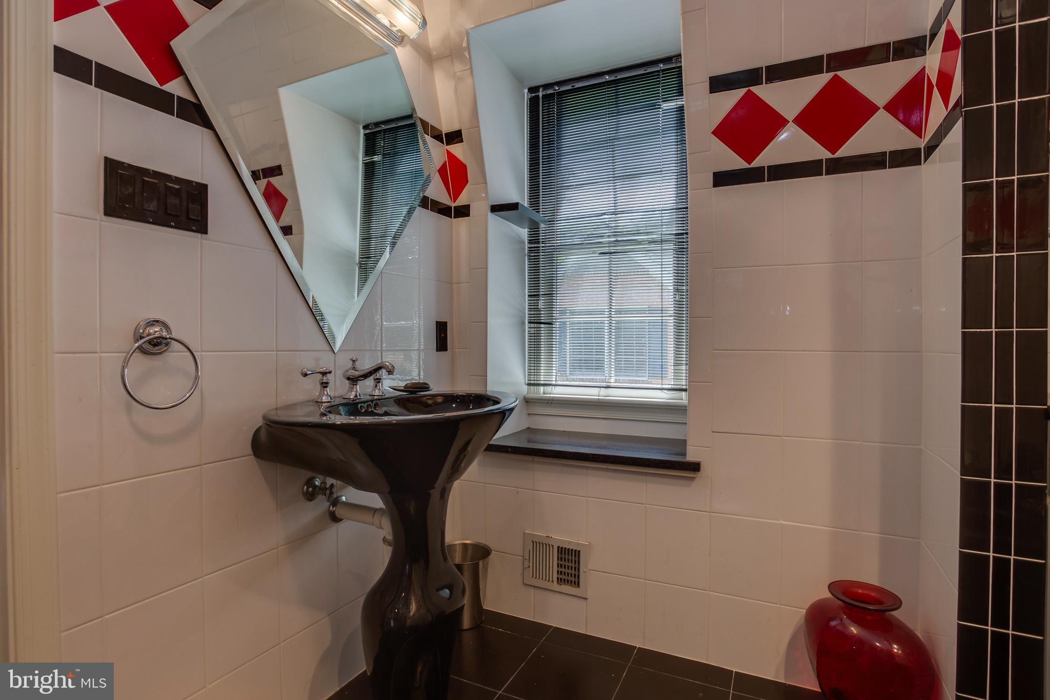 18520 Cabin Road Triangle, VA 22172 - Photo 25 of 39 Upper level master bathroom.