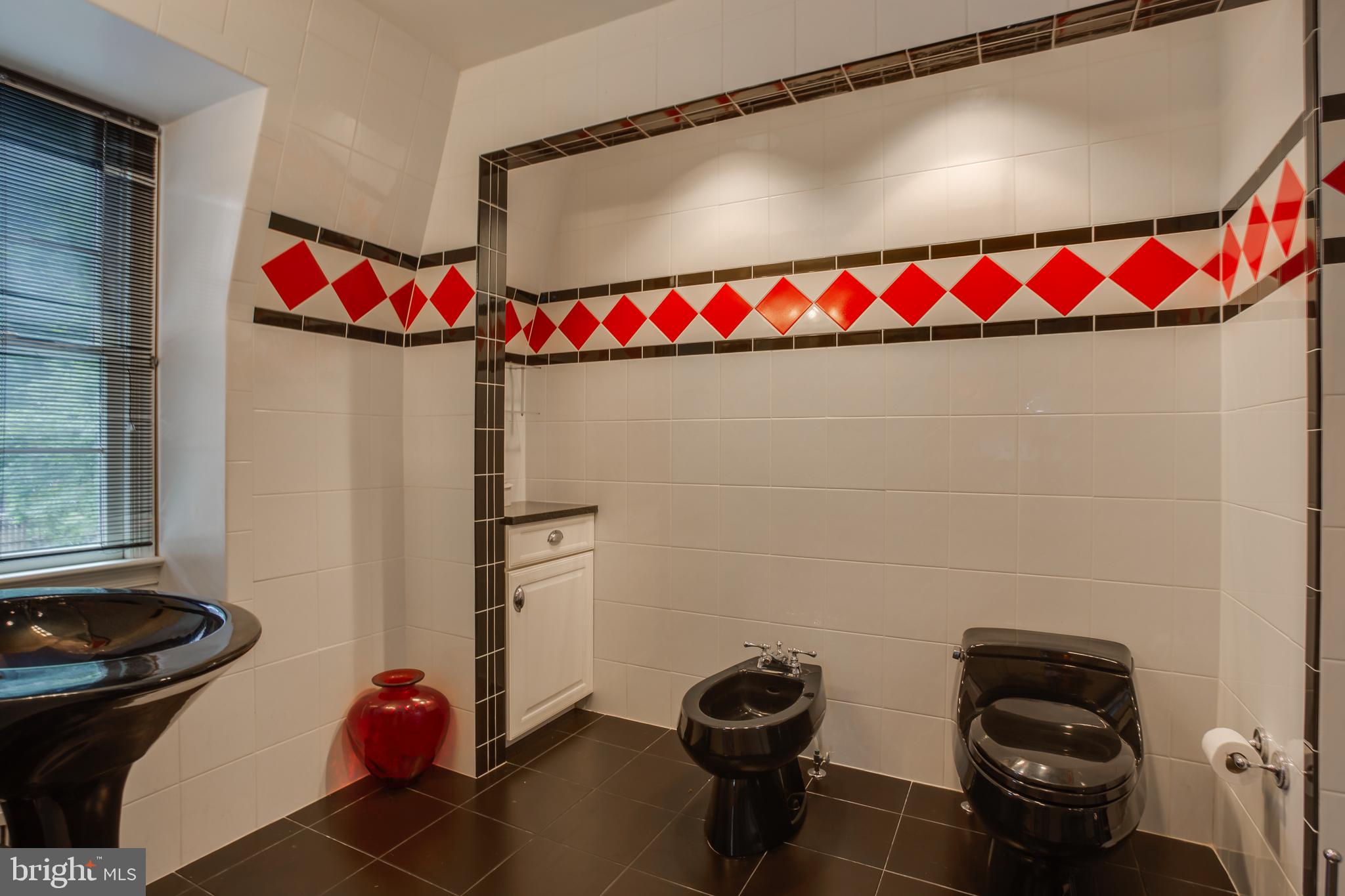 18520 Cabin Road Triangle, VA 22172 - Photo 26 of 39 Open master bathroom features a bidet.