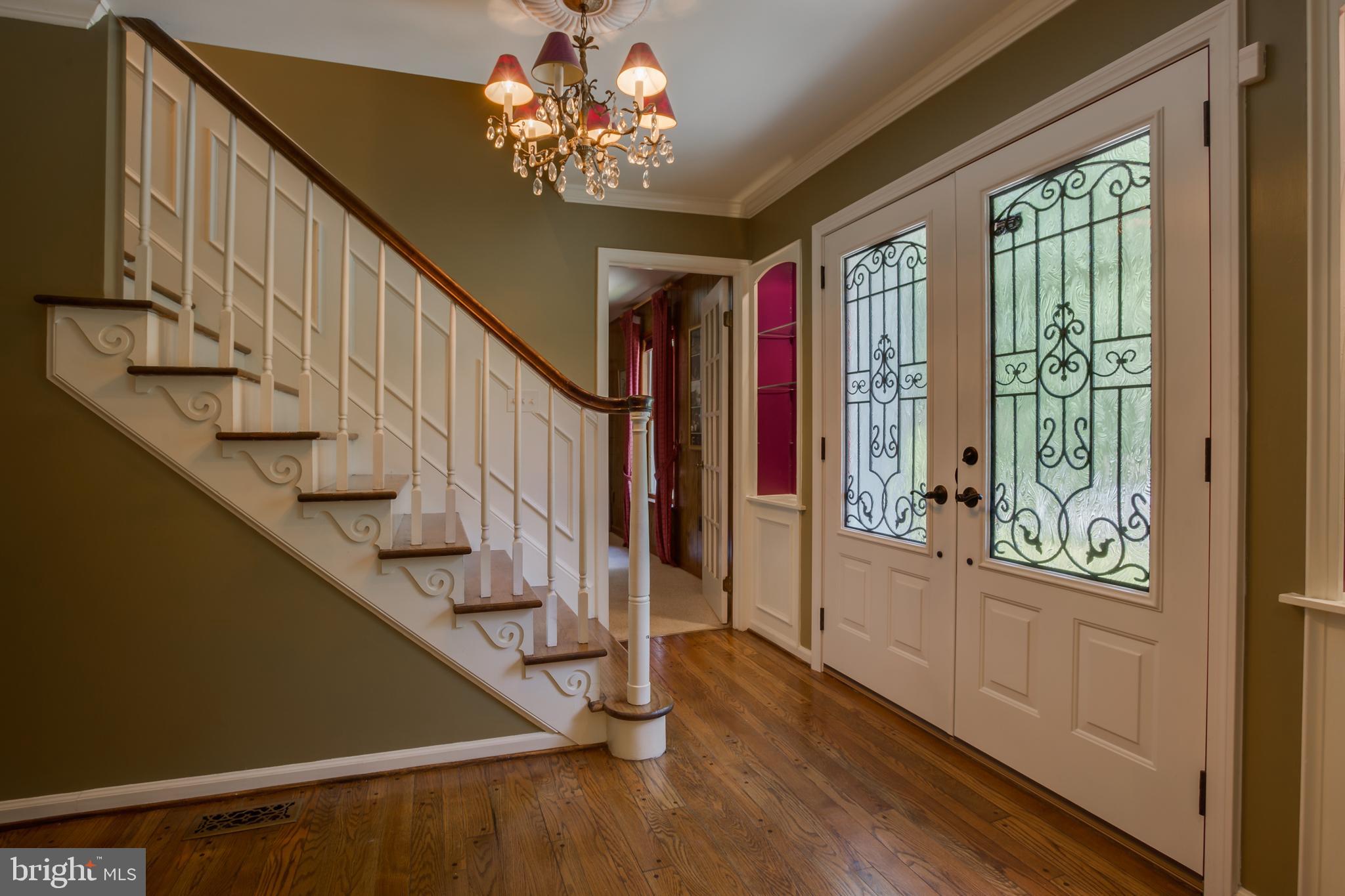 18520 Cabin Road Triangle, VA 22172 - Photo 4 of 39 Charming foyer with built ins & coat closet.