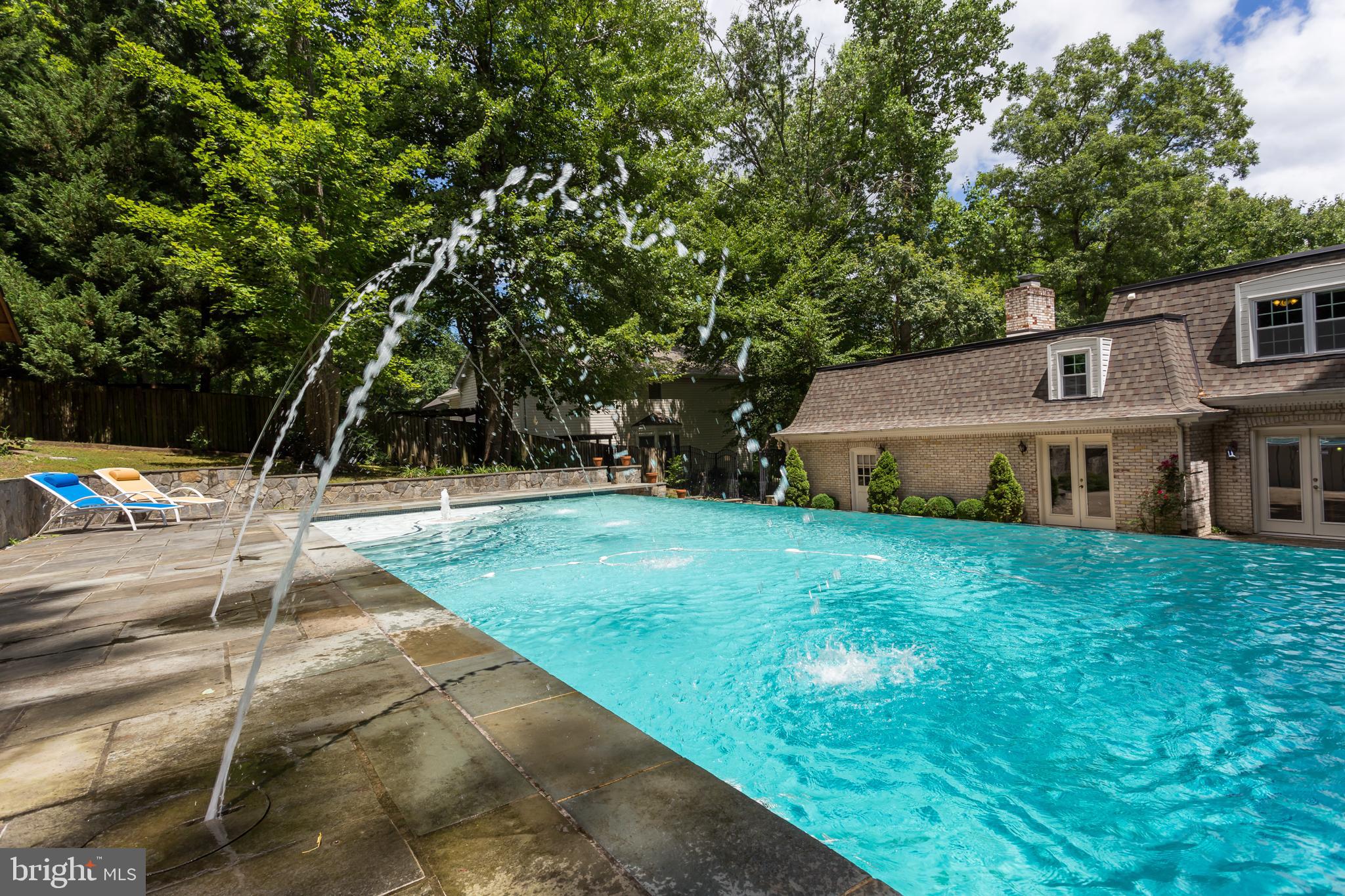 18520 Cabin Road Triangle, VA 22172 - Photo 32 of 39 Mature landscaping in this backyard oasis.