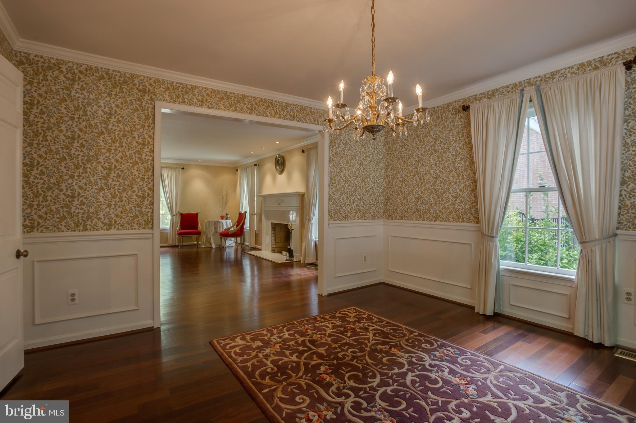 18520 Cabin Road Triangle, VA 22172 - Photo 7 of 39 Spacious formal dinning room with chandelie.