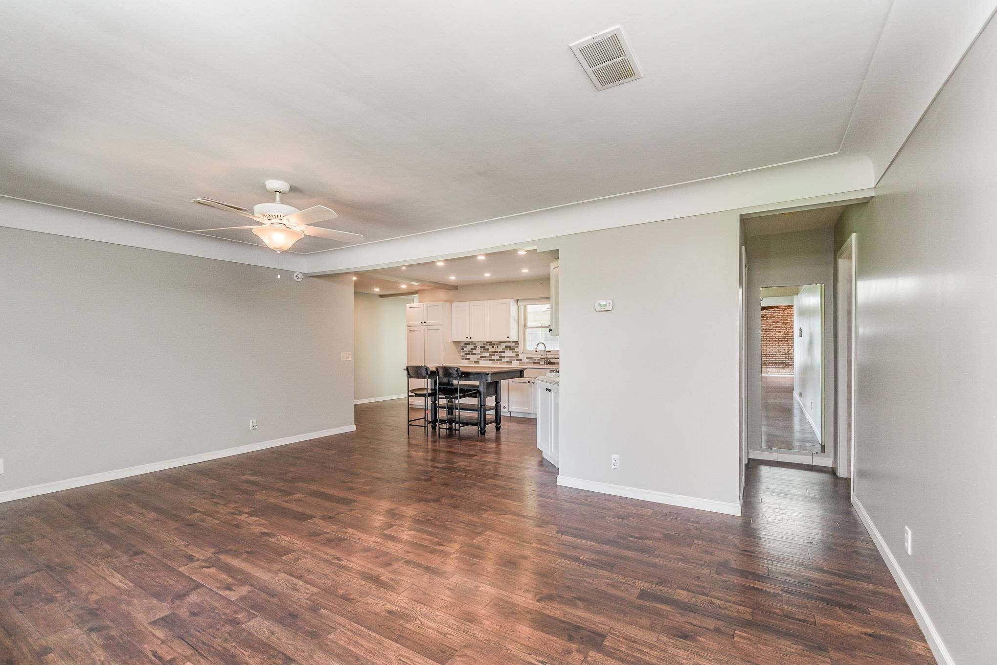 3014 Gabel Road Saginaw, MI 48601 - Photo 6 of 39 50153016-afbc0e85-b356-43bb-8d5e-98e57622b843.JPG