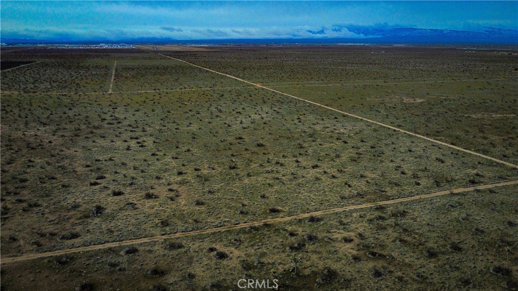 749 Torosa/topaz Road Adelanto, CA 92301 - Photo 6 of 7 a view of a yard