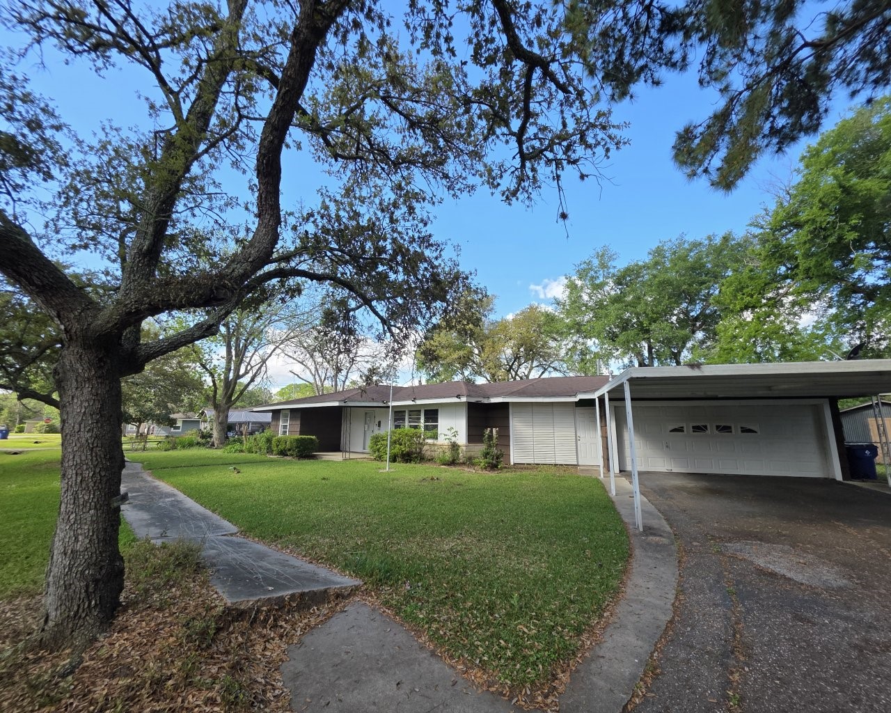Cozy 3 bedroom, 3 bath home on a quiet street in Angleton, TX